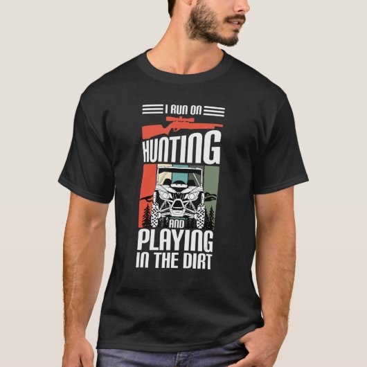 I Run On Hunting And Playing Dirt UTV SxS Side by  Tシャツ (正面)