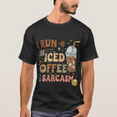 I Run On Iced Coffee & Sarcasm – Funny Coffee Love Tシャツ (正面)