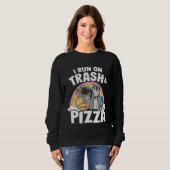 I Run On Trash And Pizza Rainbow Raccoon スウェットシャツ (正面フル)