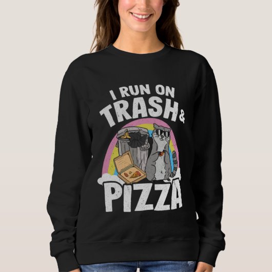 I Run On Trash And Pizza Rainbow Raccoon スウェットシャツ (正面)