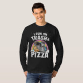 I Run On Trash And Pizza Rainbow Raccoon Tシャツ (正面フル)