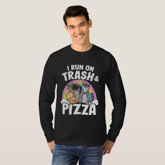 I Run On Trash And Pizza Rainbow Raccoon Tシャツ (正面フル)