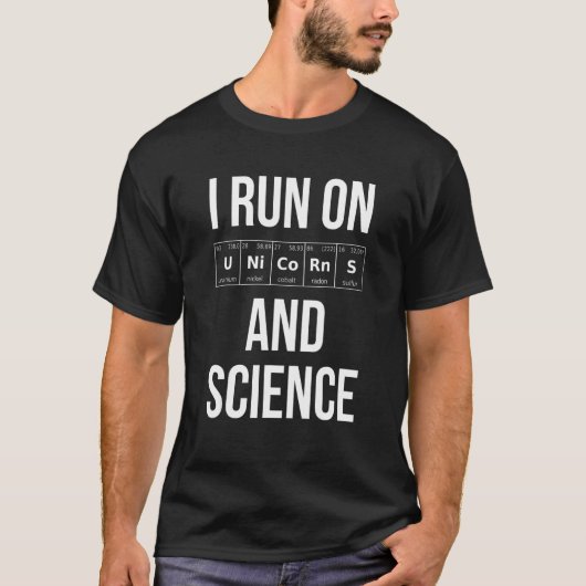 I Run On Unicorns Science Student Periodic Chemist Tシャツ (正面)