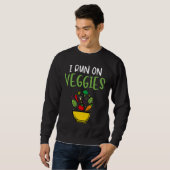 I Run On Veggies  Humor Vegan Vegetarian Runner Ve スウェットシャツ (正面フル)