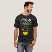 I Run On Veggies  Humor Vegan Vegetarian Runner Ve Tシャツ (正面フル)