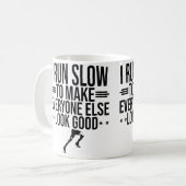 I Run Slow To Make Everyone Else Look Good Funny R コーヒーマグカップ (正面左)