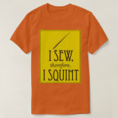 I Sew Therefore I Squint 1  Tシャツ (デザイン正面)