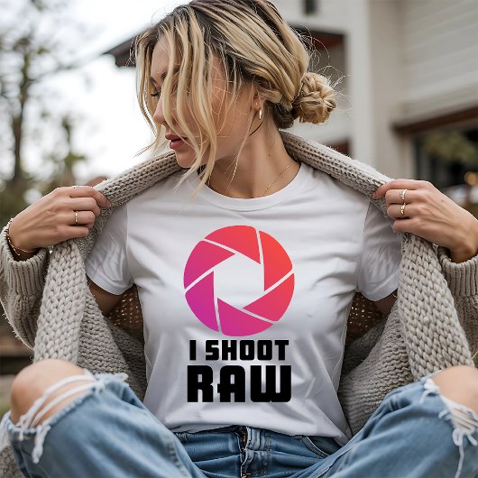 I Shoot Raw Tシャツ