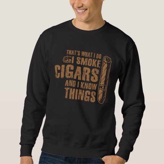 I Smoke Cigars and I Know Things Cigar & Bourbon D スウェットシャツ (正面)