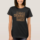 I Smoke Cigars and I Know Things Cigar & Bourbon D Tシャツ (正面)
