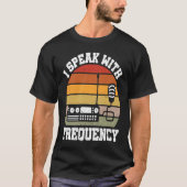 I Speak With Frequency Ham Radio Operator Tシャツ (正面)