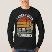 I Speak With Frequency  Ham Radio Operator Tシャツ (正面)