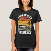 I Speak With Frequency  Ham Radio Operator Tシャツ (正面)