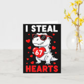 I Steal 67 Hearts Funny 67 Valentine Dinosaur Men  カード (黄色い花)