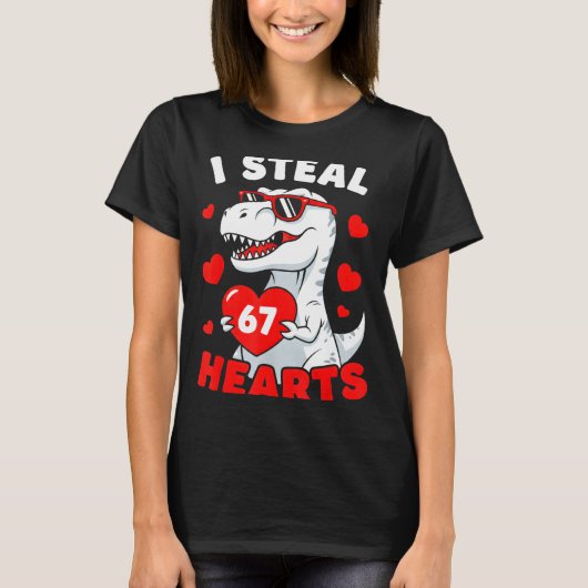 I Steal 67 Hearts Funny 67 Valentine Dinosaur Men  Tシャツ (正面)