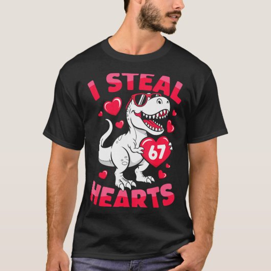 I Steal 67 Hearts Funny 67 Valentine Dinosaur Men Tシャツ (正面)