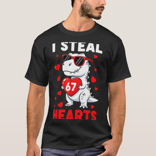 I Steal 67 Hearts Funny 67 Valentine Dinosaur Men  Tシャツ (正面)