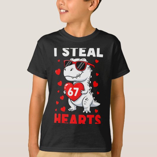 I Steal 67 Hearts Funny 67 Valentine Dinosaur Men  Tシャツ (正面)