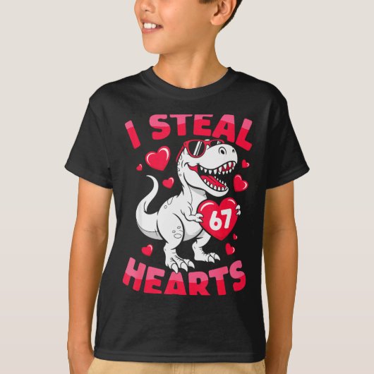 I Steal 67 Hearts Funny 67 Valentine Dinosaur Men  Tシャツ (正面)