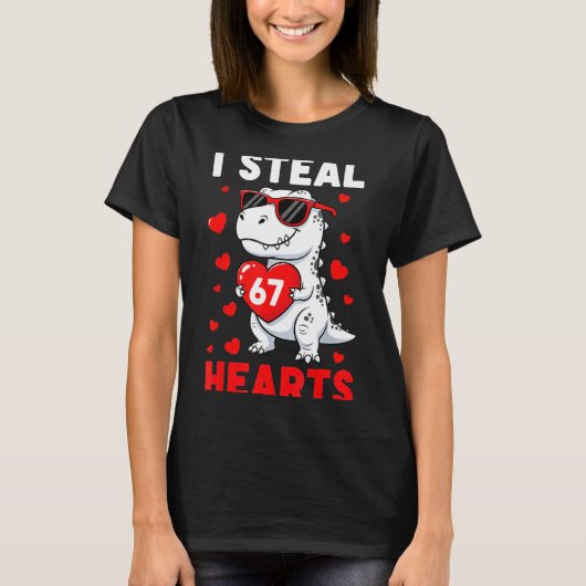 I Steal 67 Hearts Funny 67 Valentine Dinosaur Men Tシャツ (正面)