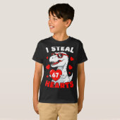 I Steal 67 Hearts Funny 67 Valentine Dinosaur Men Tシャツ (正面フル)