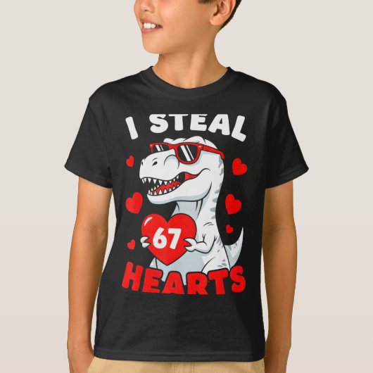 I Steal 67 Hearts Funny 67 Valentine Dinosaur Men Tシャツ (正面)