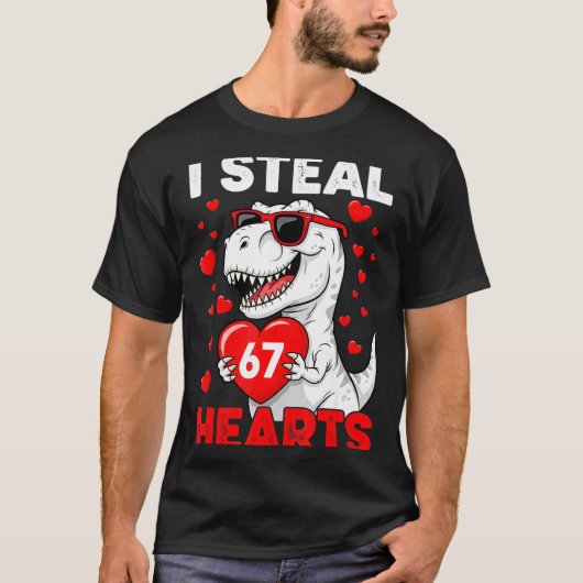 I Steal 67 Hearts Funny 67 Valentine Dinosaur Men Tシャツ (正面)