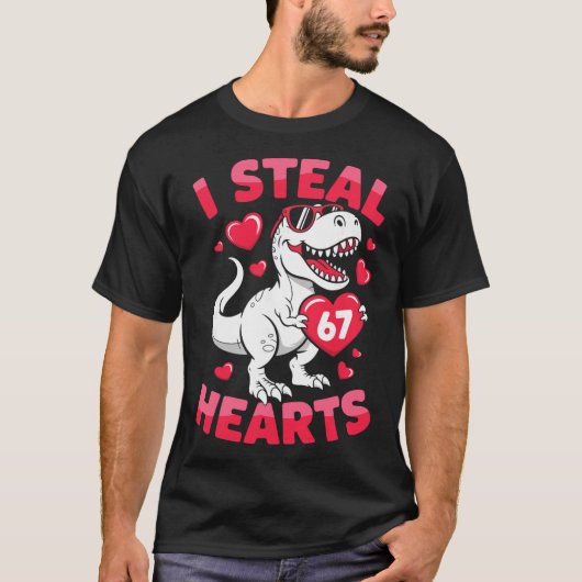 I Steal 67 Hearts Funny 67 Valentine Dinosaur Men  Tシャツ (正面)