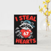 I Steal 67 Hearts Funny 67 Valentine Raccoon Men B カード (黄色い花)