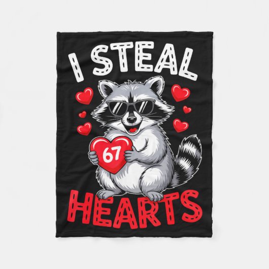 I Steal 67 Hearts Funny 67 Valentine Raccoon Men B フリースブランケット (正面)