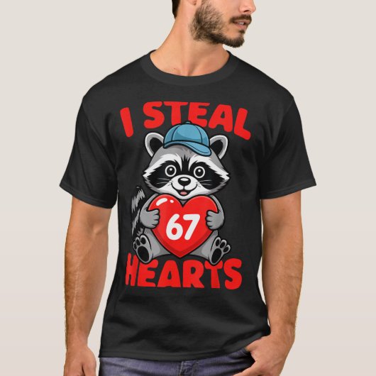 I Steal 67 Hearts Funny 67 Valentine Raccoon Men B Tシャツ (正面)