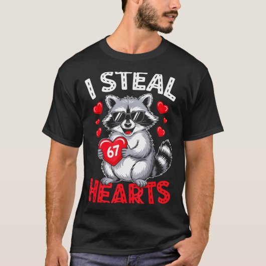 I Steal 67 Hearts Funny 67 Valentine Raccoon Men B Tシャツ (正面)