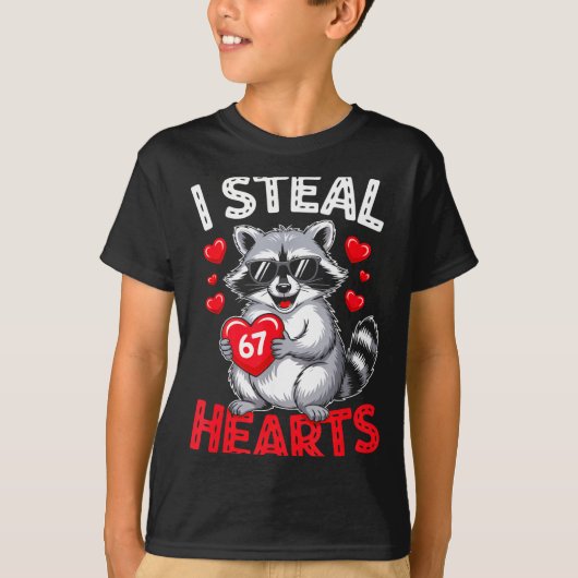 I Steal 67 Hearts Funny 67 Valentine Raccoon Men B Tシャツ (正面)