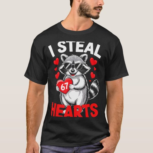 I Steal 67 Hearts Funny 67 Valentine Raccoon Men B Tシャツ (正面)