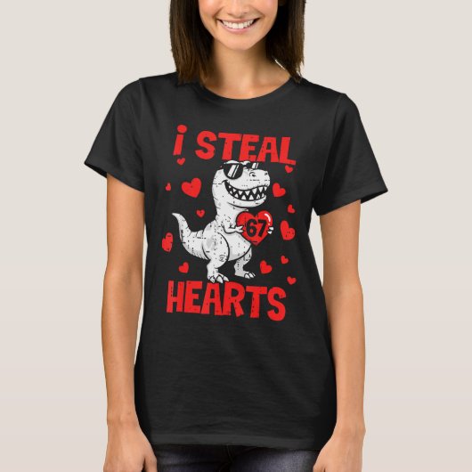 I Steal 67 Hearts T-rex Six Seven Valentines Day B Tシャツ (正面)