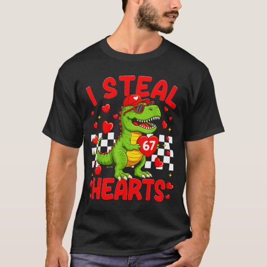I Steal Hearts 67 Valentine’s Day 67 Dinosaur T-re Tシャツ (正面)