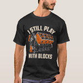 I Still Play With Blocks Funny V8 Engine Mechanic  Tシャツ (正面)