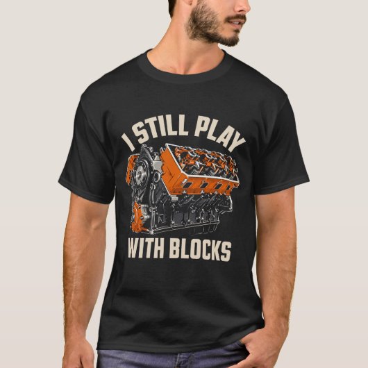 I Still Play With Blocks Funny V8 Engine Mechanic  Tシャツ (正面)