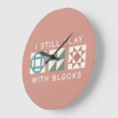 I Still Play With Blocks Quilter's ラージ壁時計 (傾斜)