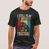 I Still Play with Tractors Funny Farmer Tシャツ (正面)