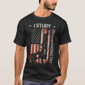 I Study Triggernometry Gun American Flag On Back Tシャツ (正面)
