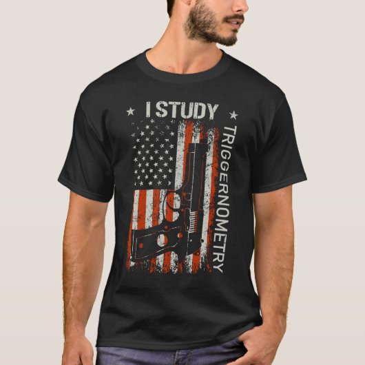 I Study Triggernometry Gun American Flag On Back Tシャツ (正面)