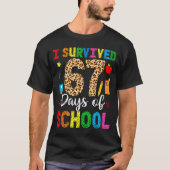 I Survived 67 Days Of School Funny 67 Teacher Stud Tシャツ (正面)