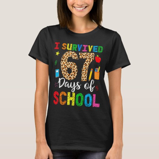 I Survived 67 Days Of School Funny 67 Teacher Stud Tシャツ (正面)