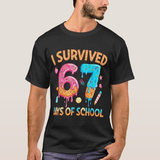 I Survived 67 Days Of School Funny 67 Teacher Stud Tシャツ (正面)
