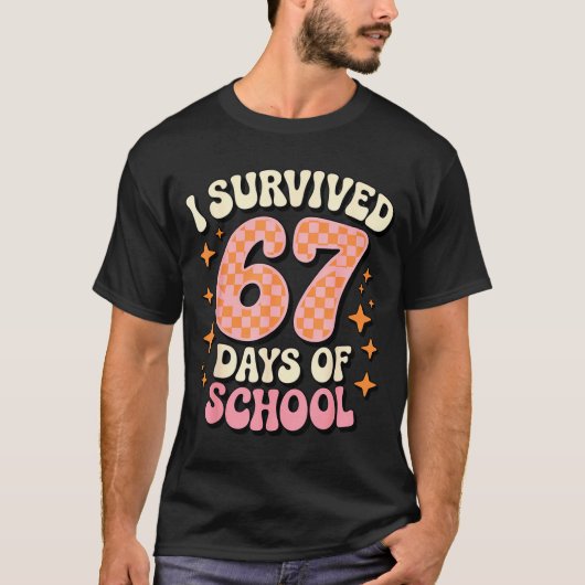 I Survived 67 Days Of School Funny 67 Teachers Stu Tシャツ (正面)