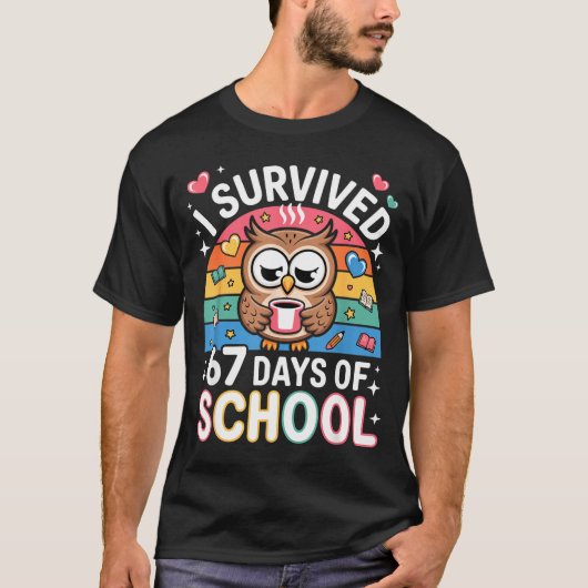 I Survived 67 Days Of School Funny Coffee Owl Scho Tシャツ (正面)