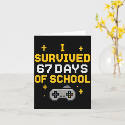 I Survived 67 Days Of School Funny Gamer Student M カード (黄色い花)