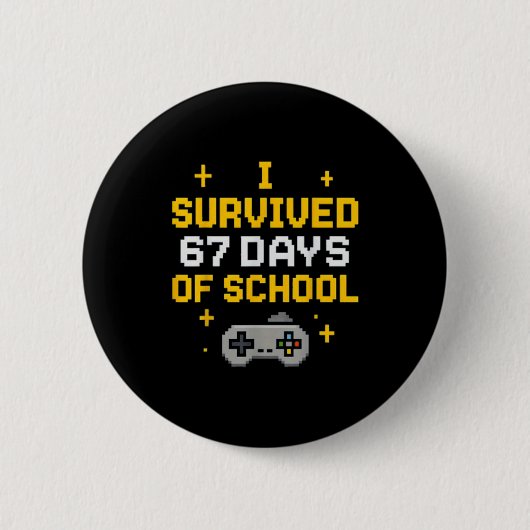I Survived 67 Days Of School Funny Gamer Student M 缶バッジ (正面)