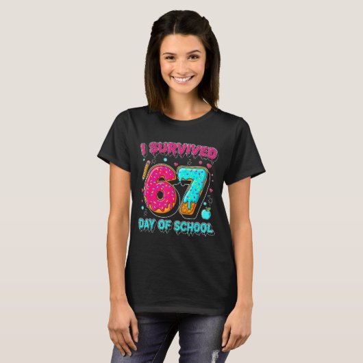 I Survived 67 Days Of School Funny Meme Teacher St Tシャツ (正面フル)